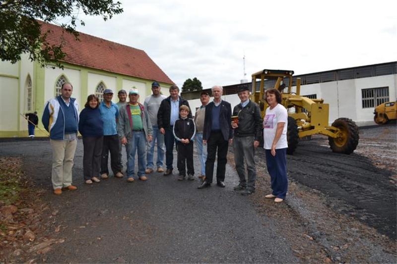Acesso da Comunidade Luterana recebe pavimentação asfáltica